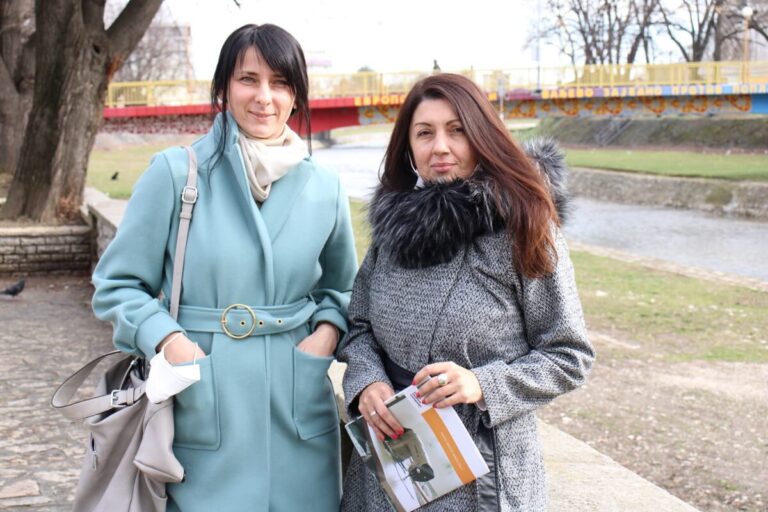 Sindikalke iz Valjeva poziraju za fotografiju na gradskom keju