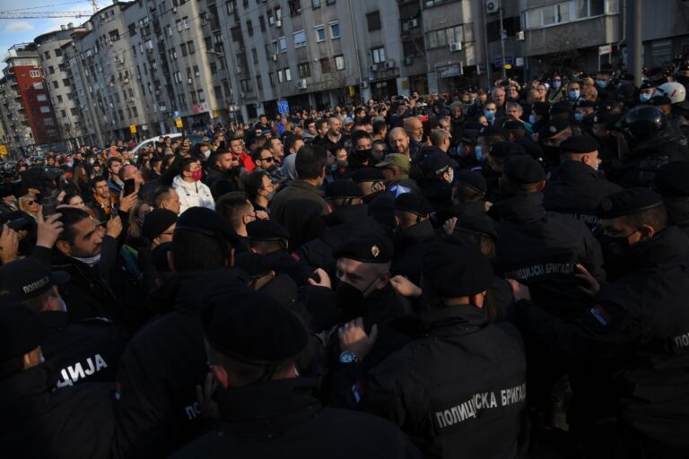 demonstranti i policijski kordon