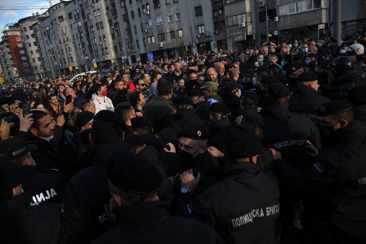 demonstranti i policijski kordon
