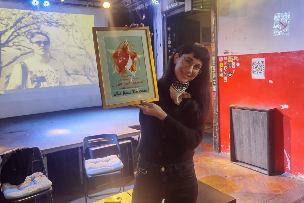 Konstrakta sa uručenim priznanjem