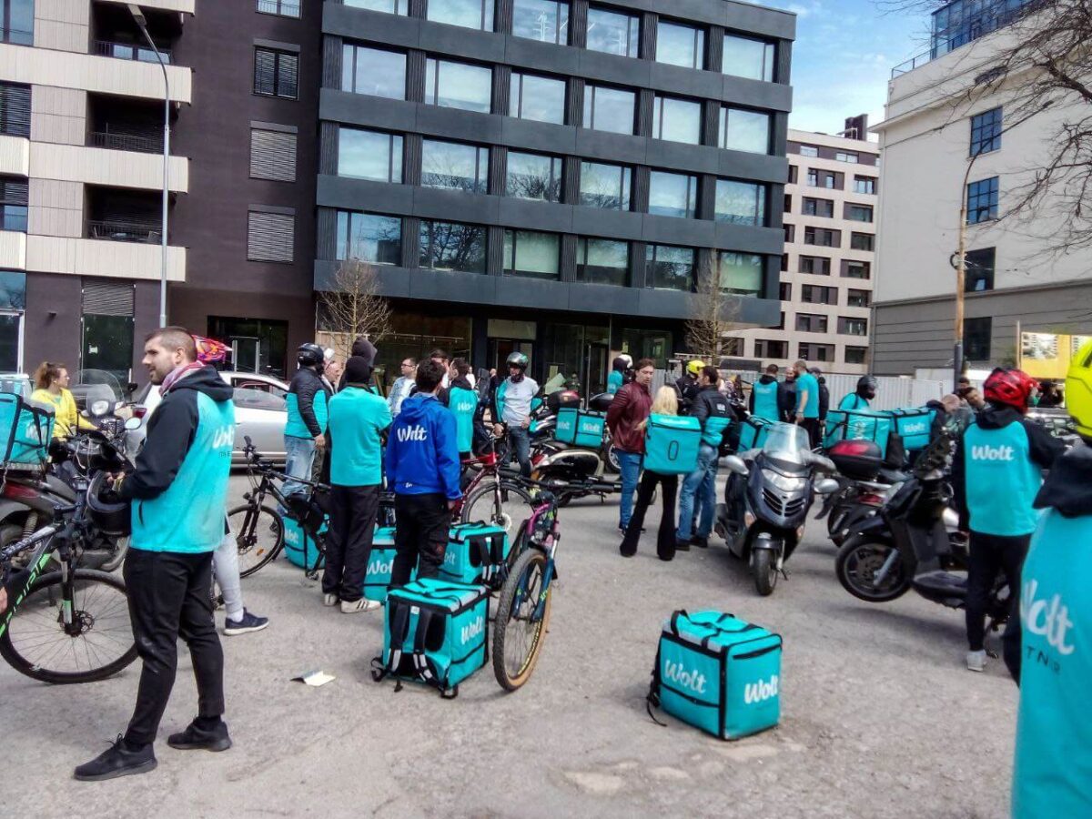 Protest dostavljača ispred sedišta Wolta