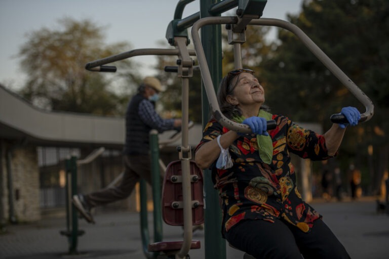 Rekreacija starijih građana nakon mesec dana zabrane izlaska iz kuće; Foto: Nemanja Pančić / Kamerades