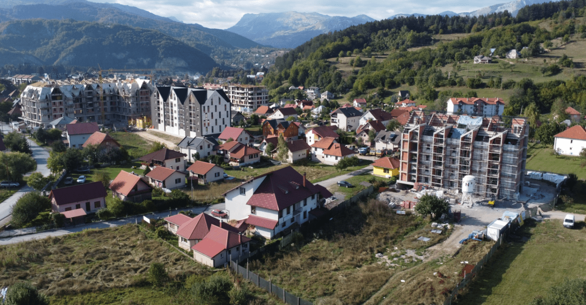 Oblik građevinskog buma: nove zgrade daleko nadmašuju stare, dramatično menjajući gradski pejzaž i lokalne infrastrukturne potrebe. Foto: Zeleni Kolašin