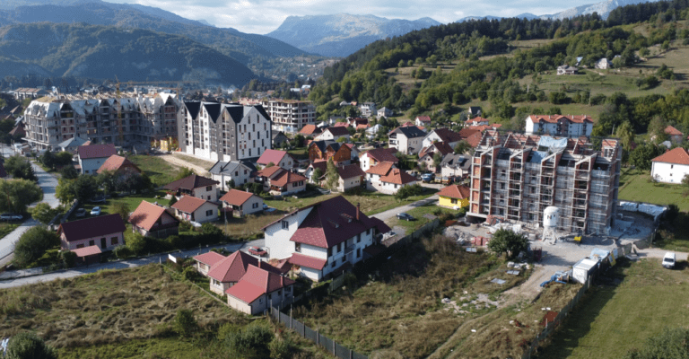 Oblik građevinskog buma: nove zgrade daleko nadmašuju stare, dramatično menjajući gradski pejzaž i lokalne infrastrukturne potrebe. Foto: Zeleni Kolašin