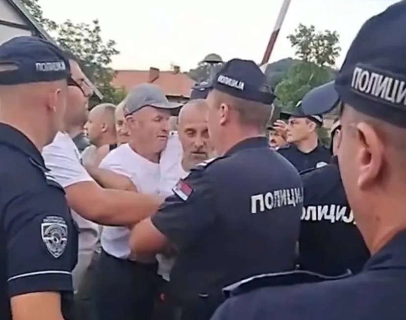 Activists being apprehended; Photo: Printsrceen glas_uzica