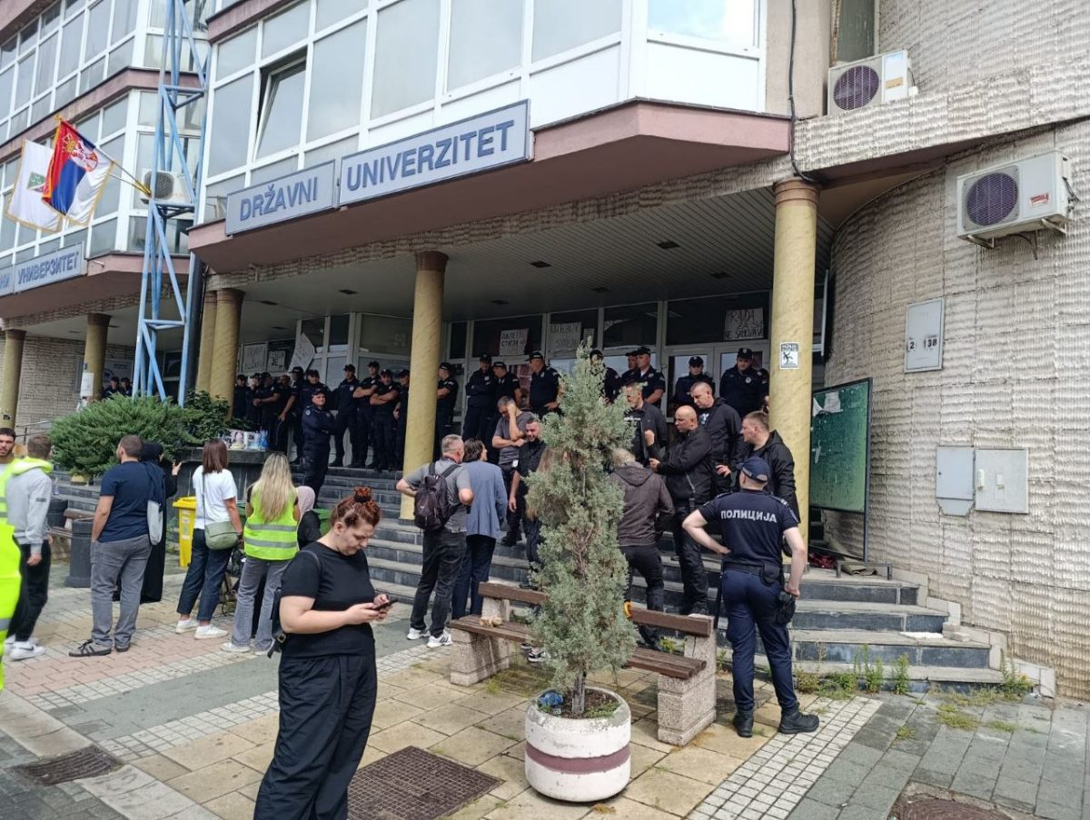 Policija blokira ulaz u univerzitet.