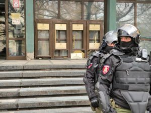 Policija ispred Osnovnog Suda u Novom Sadu