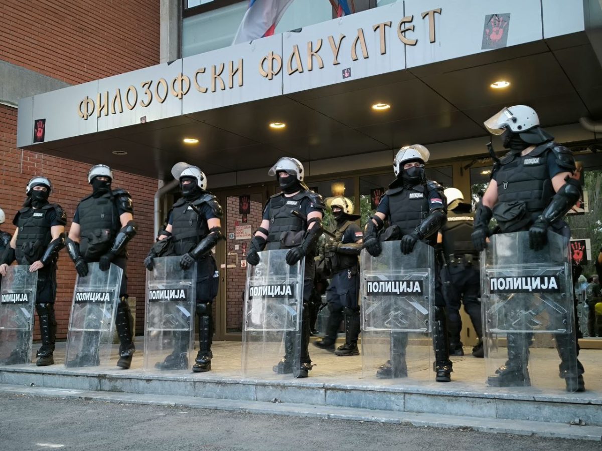 Korodon policije ispred ulaza na Filozofski fakultet