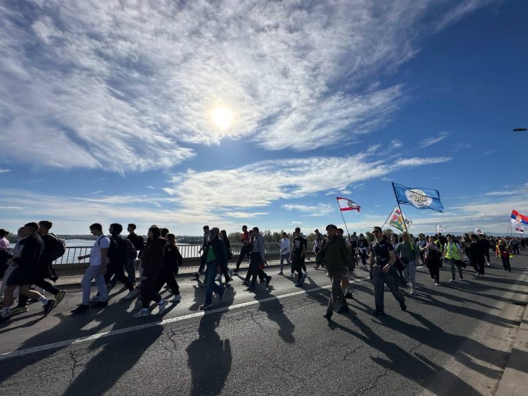 Kolona koja ide ka Novom Sadu