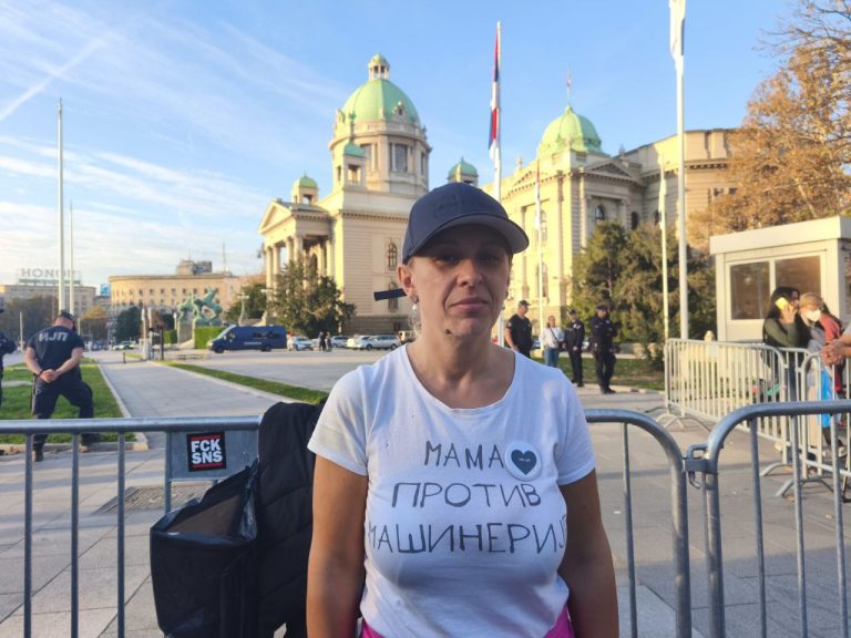 Dijana Hrka ispred Skupštine štrajkuje glađu