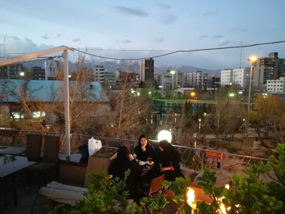 Ilustracija - krovovi Teherana